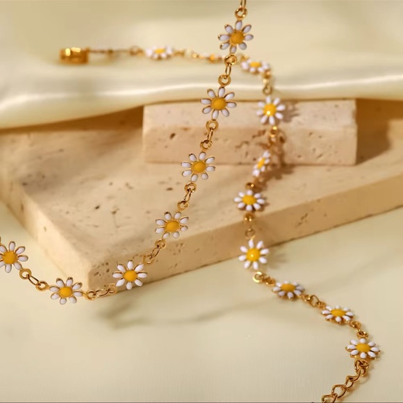 ◾️18K Gold Plated Small Daisy Bracelet - Picture 3 of 7